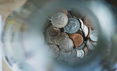 Ahorrar duele menos si lo haces así: la psicología del “dinero invisible”